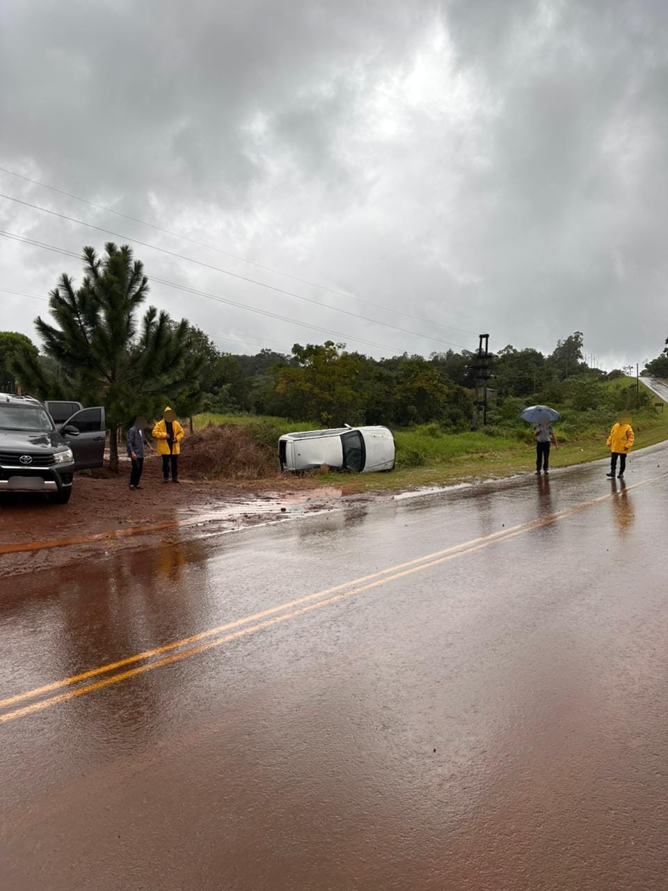 Despiste y vuelco en Pozo Azul: una mujer fue derivada al hospital 2