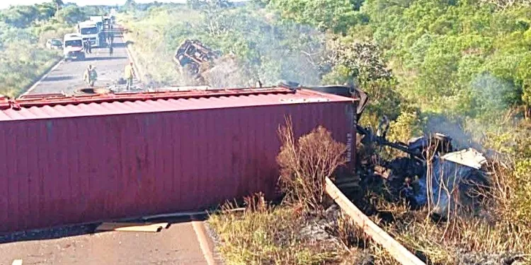 Tragedia en Corrientes: murió un camionero misionero en un triple choque sobre la Ruta 14 2