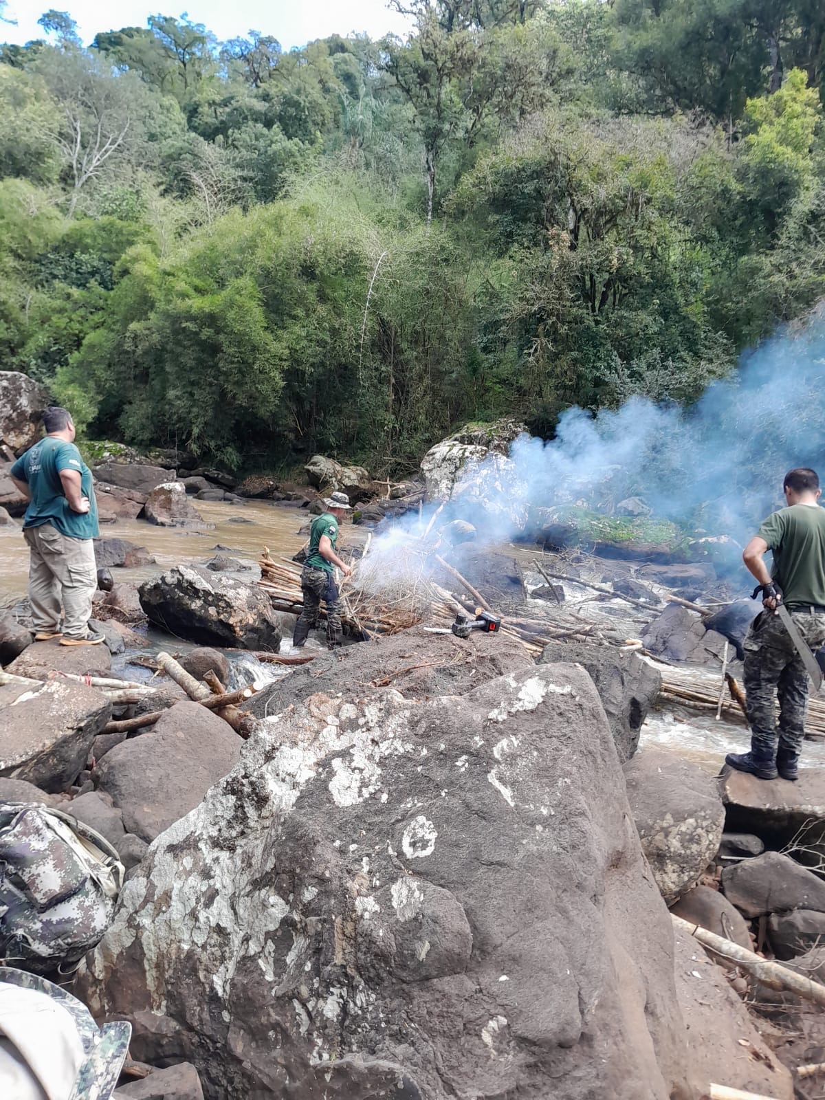 Campo Ramón: desmantelaron trampas de pesca ilegal y liberaron el cauce del arroyo 4
