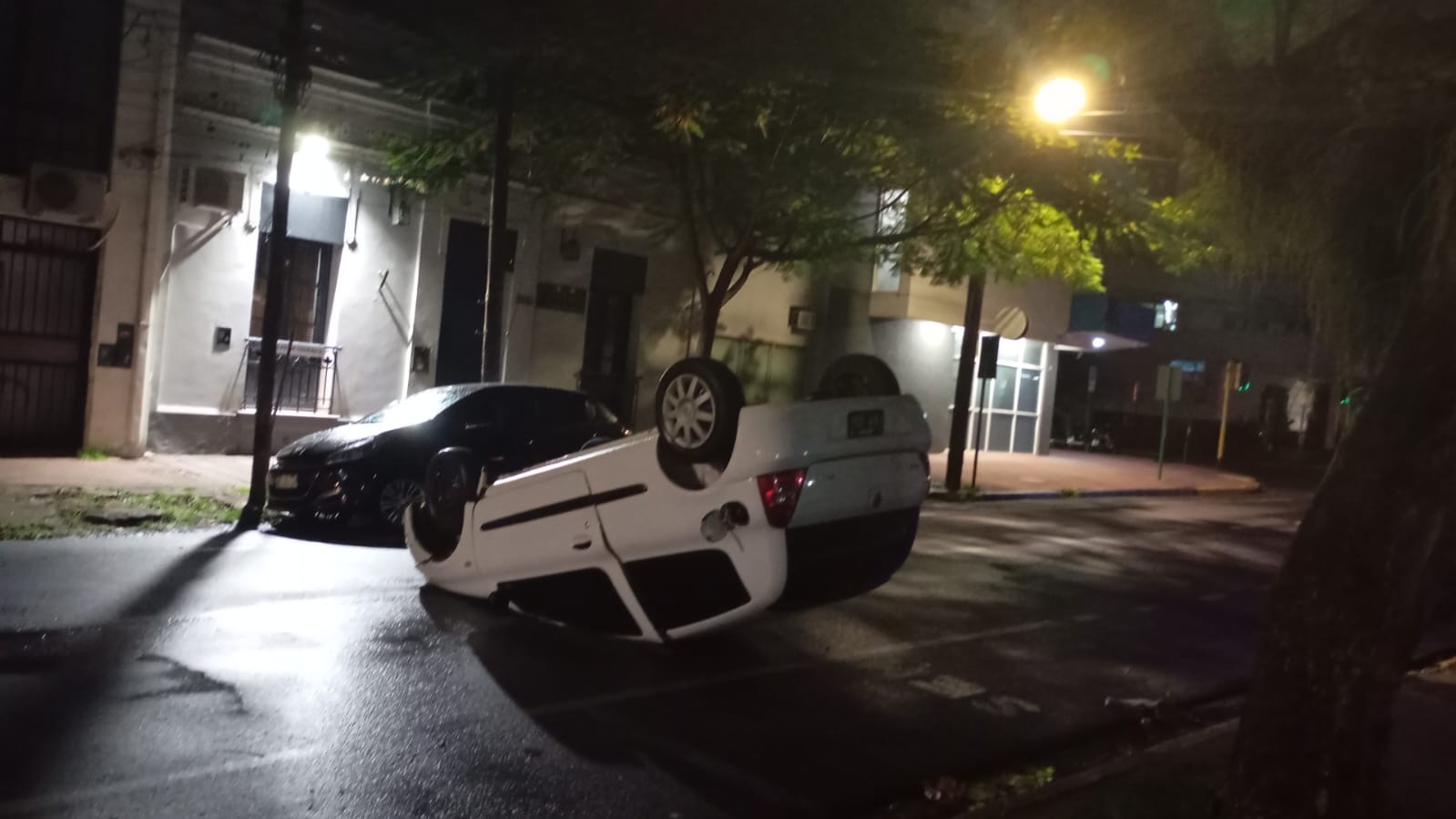 Posadas: conducía con 2,17 g/l de alcohol, chocó a un auto estacionado y volcó en pleno centro 2