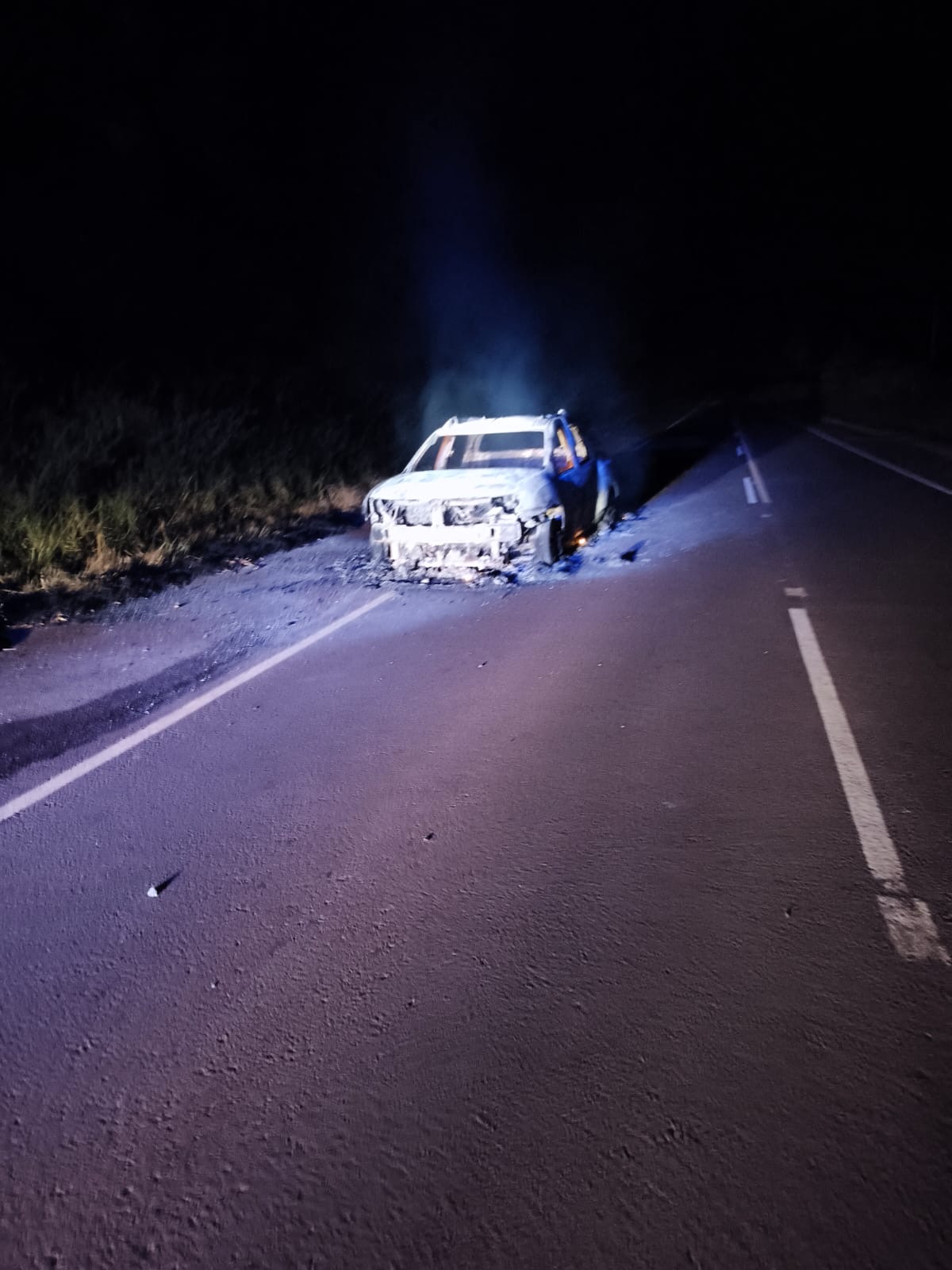 Una camioneta se incendió por completo sobre la Ruta 19 en Wanda 4