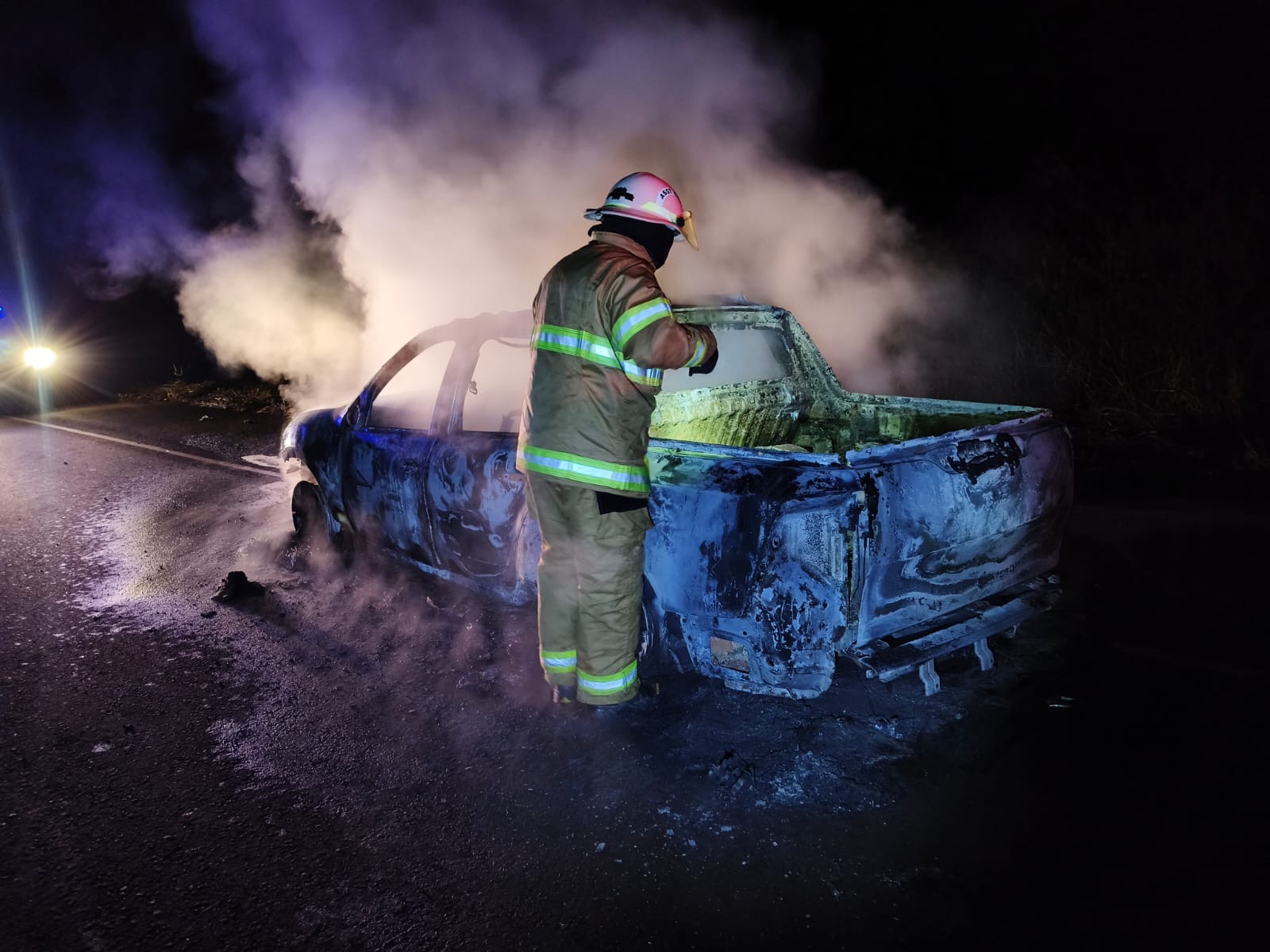 Una camioneta se incendió por completo sobre la Ruta 19 en Wanda 3