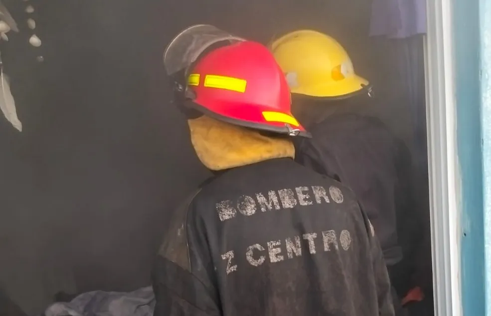     Dramático rescate en Posadas: una mujer y su hijo quedaron atrapados por un incendio y fueron salvados por bomberos 2