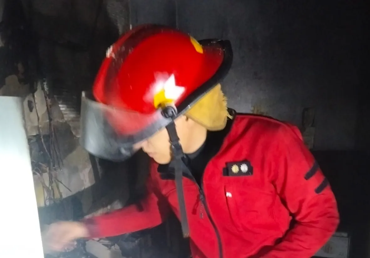     Dramático rescate en Posadas: una mujer y su hijo quedaron atrapados por un incendio y fueron salvados por bomberos 3