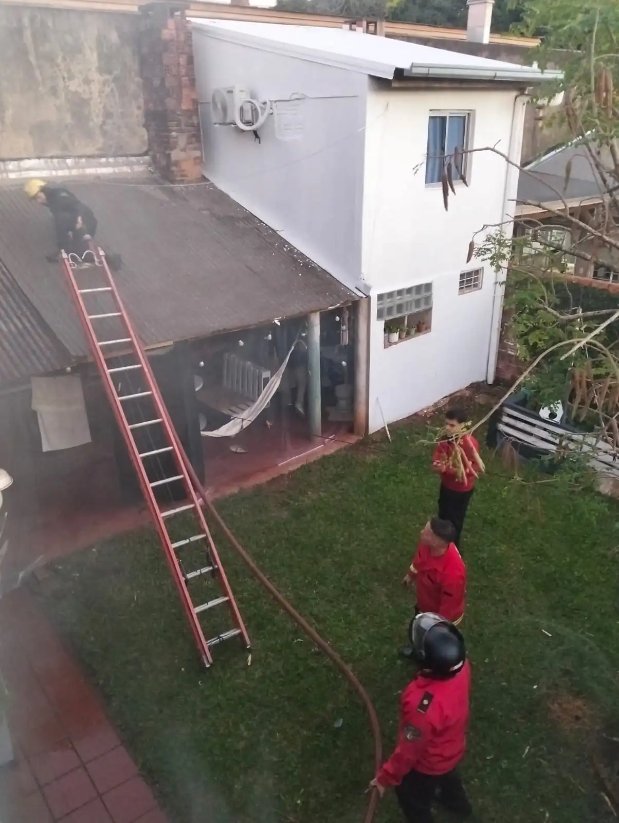     Dramático rescate en Posadas: una mujer y su hijo quedaron atrapados por un incendio y fueron salvados por bomberos 4