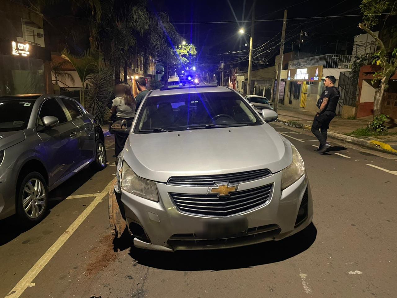 Posadas: manejaba ebrio, arrasó con dos autos estacionados y terminó demorado 2