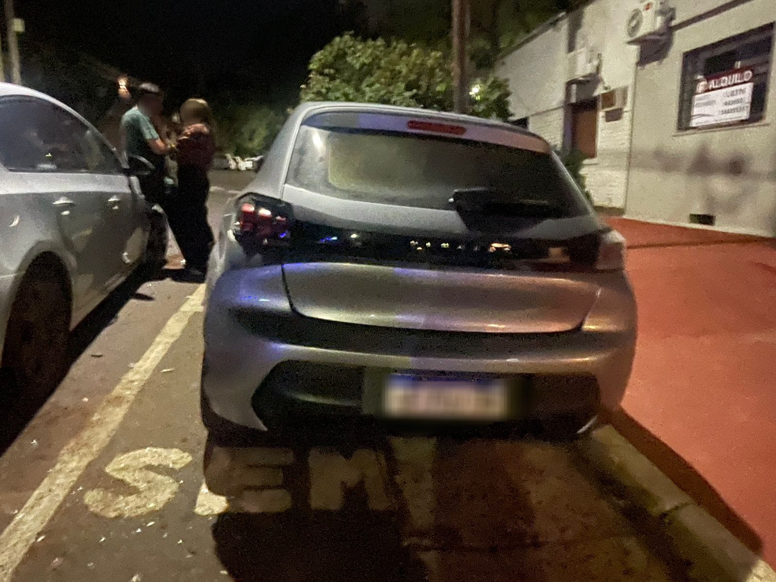 Posadas: manejaba ebrio, arrasó con dos autos estacionados y terminó demorado 3