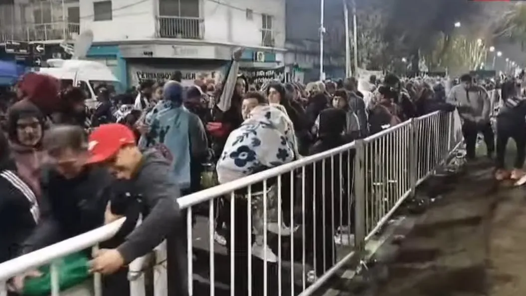 Miles de personas llegan a Avellaneda para el velorio del Indio Solari 2