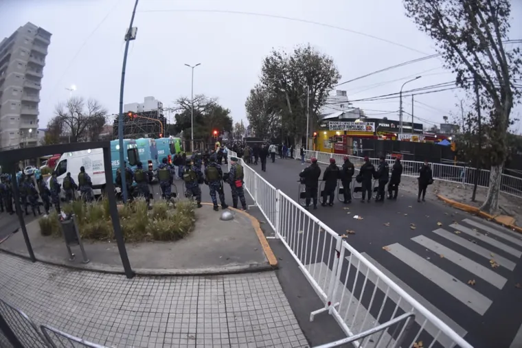 Miles de personas llegan a Avellaneda para el velorio del Indio Solari 3