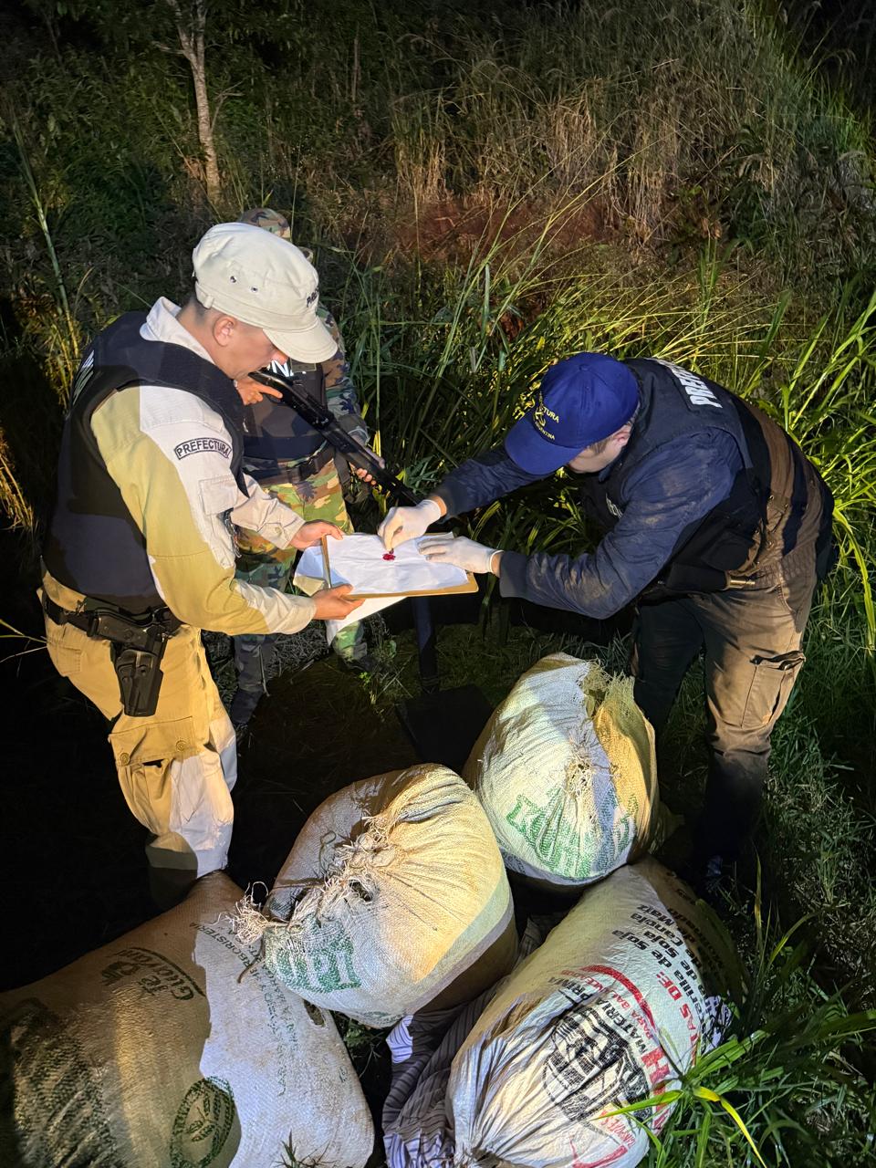 Prefectura secuestró más de 54 kilos de droga y detuvo a dos personas en Puerto Esperanza  3