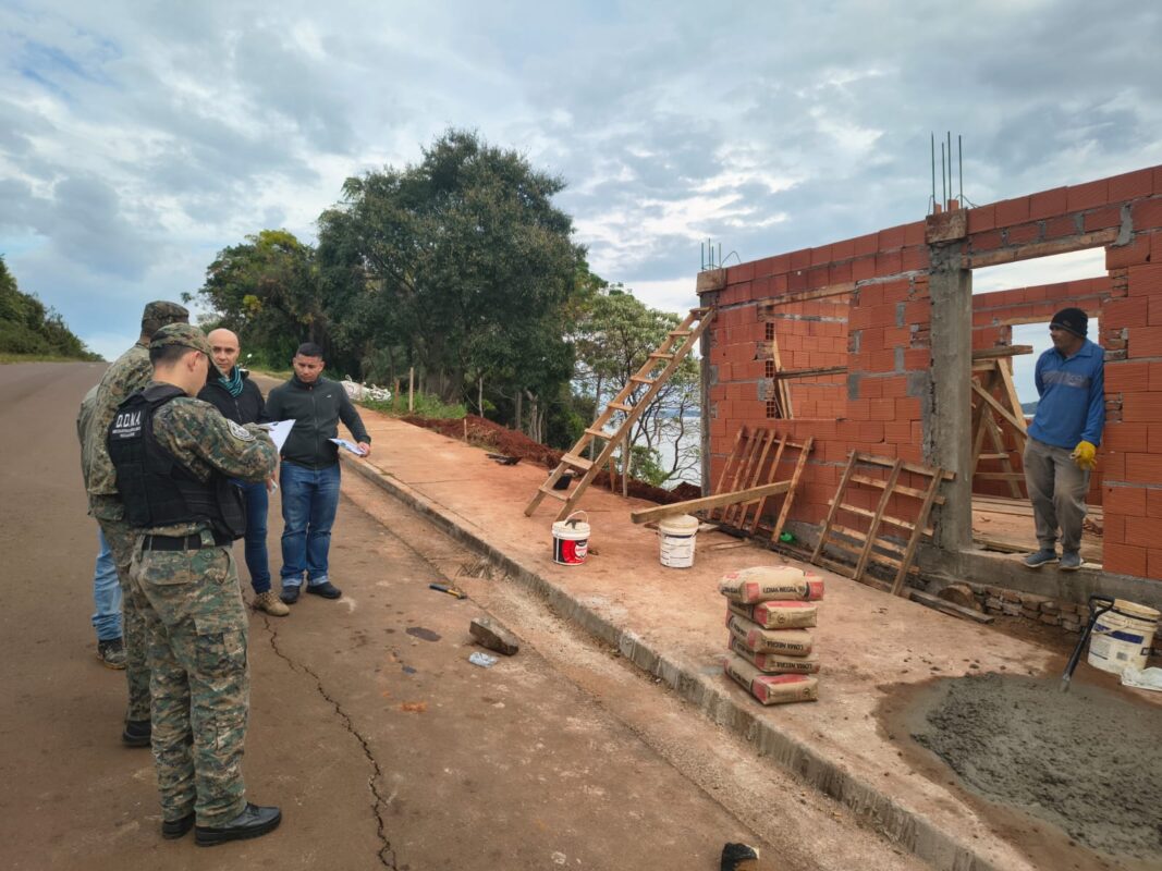 Ecología frenó una obra irregular sobre la costa del río Paraná en Candelaria 3