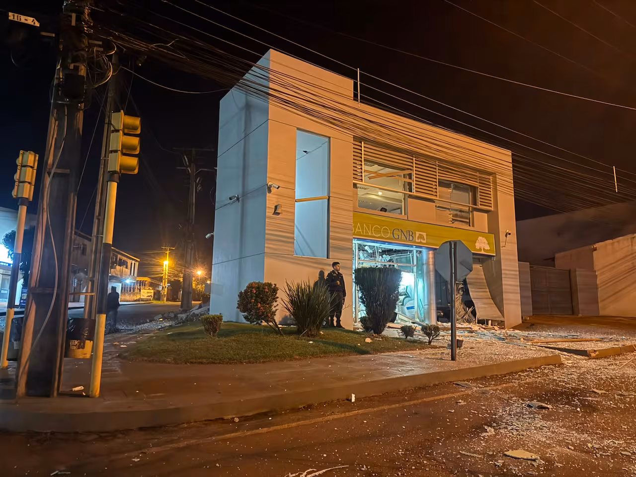 Asalto comando a bancos en Paraguay: más de 20 hombres armados atacaron tres entidades y huyeron tras usar explosivos 2