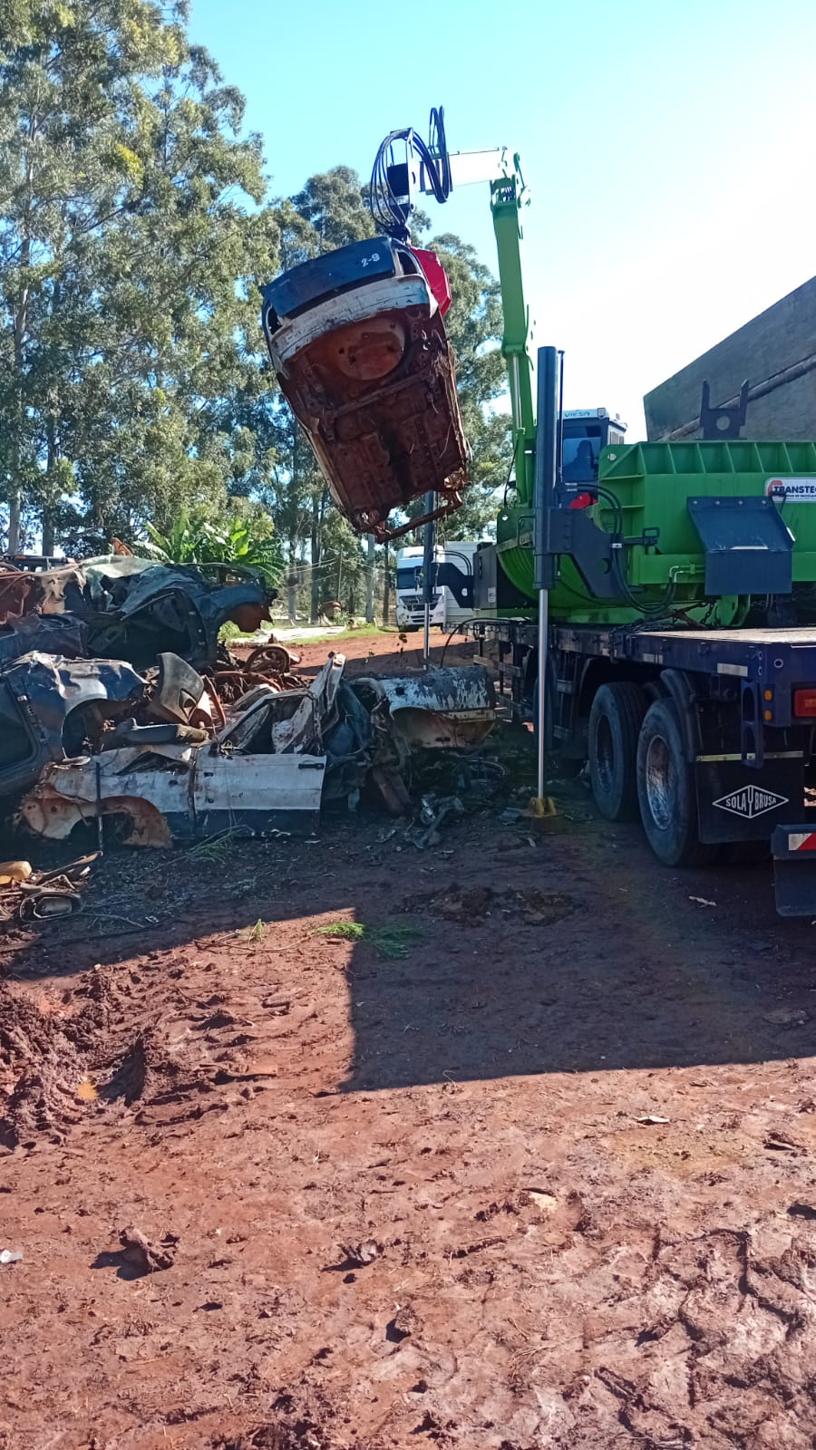 Tras compactar 127 toneladas de vehículos en Wanda, el operativo de saneamiento continúa en Eldorado 2