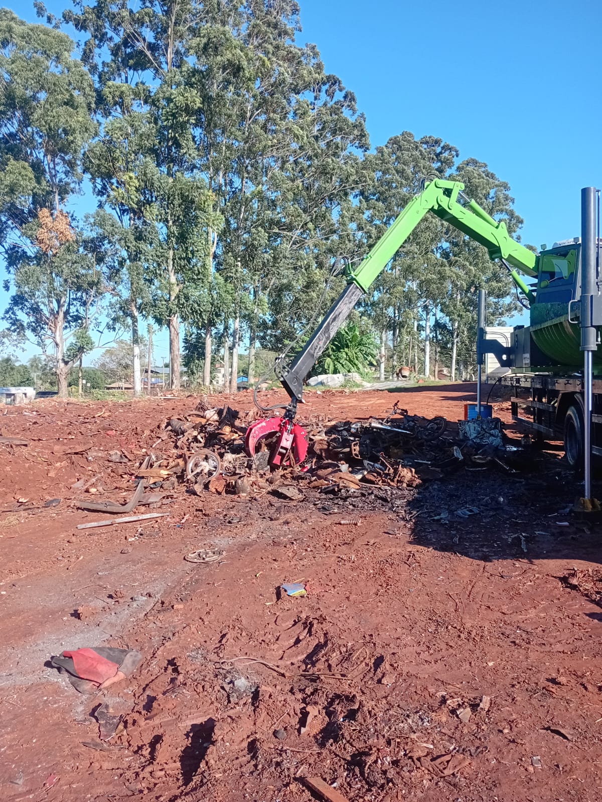Tras compactar 127 toneladas de vehículos en Wanda, el operativo de saneamiento continúa en Eldorado 3