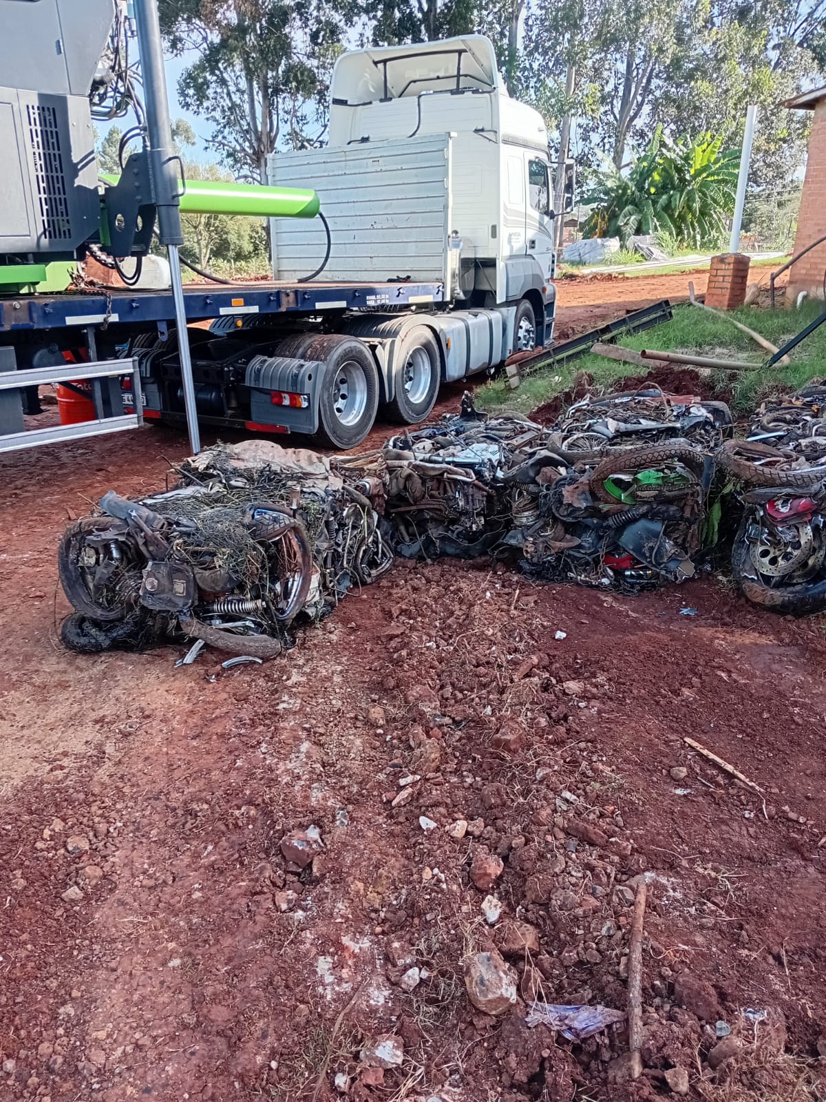 Tras compactar 127 toneladas de vehículos en Wanda, el operativo de saneamiento continúa en Eldorado 4