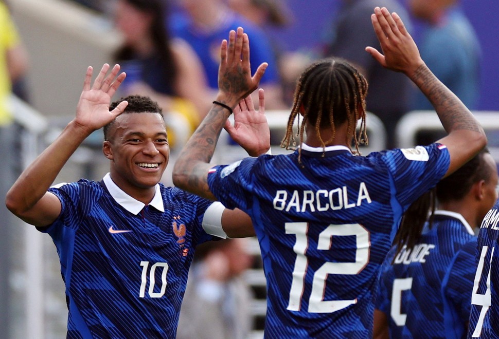 Con dos goles de Mbappé, Francia aplastó 3-0 a Suecia y jugará con Paraguay en los octavos de final