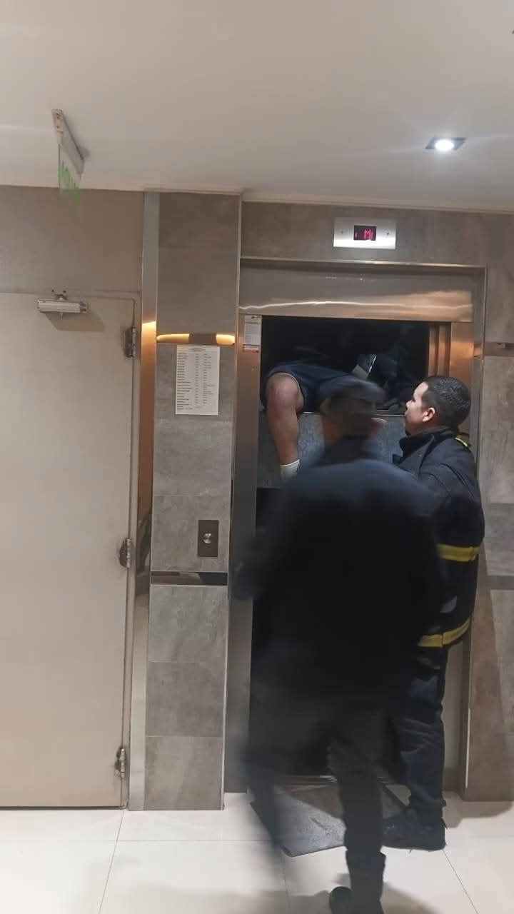 Posadas: ocho jóvenes quedaron atrapados en un ascensor y fueron rescatados por Bomberos 2
