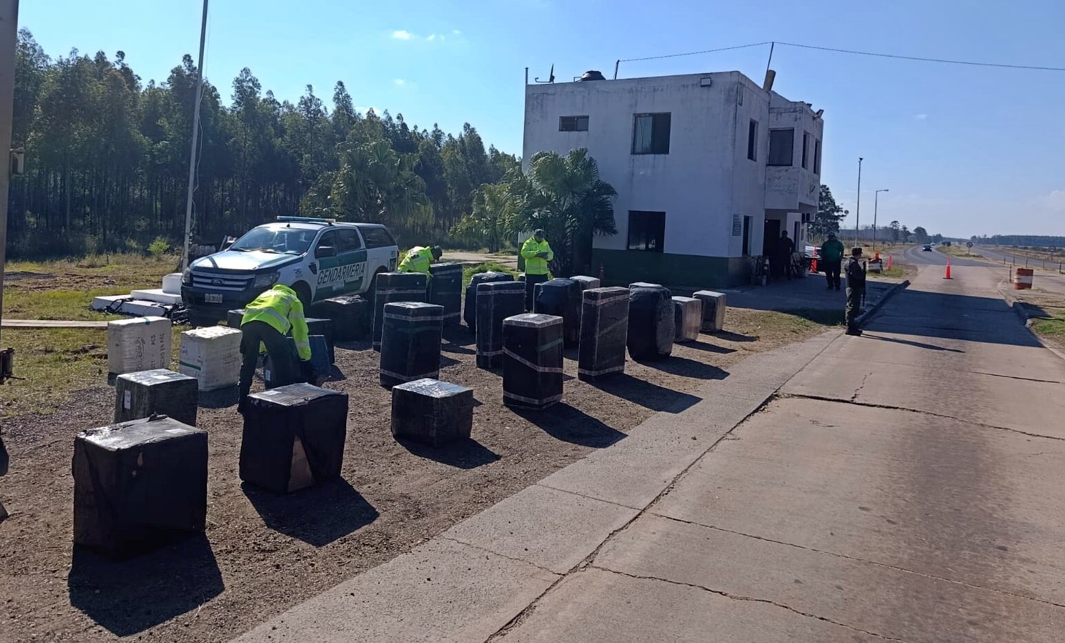Incautaron 85 mil paquetes de cigarrillos de contrabando ocultos en encomiendas 2