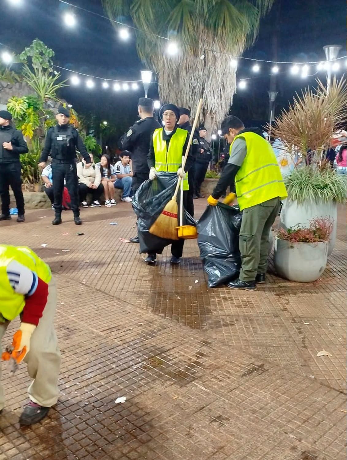 Tras los festejos en Eldorado, el municipio realizó un operativo de limpieza en la plaza y la avenida 4