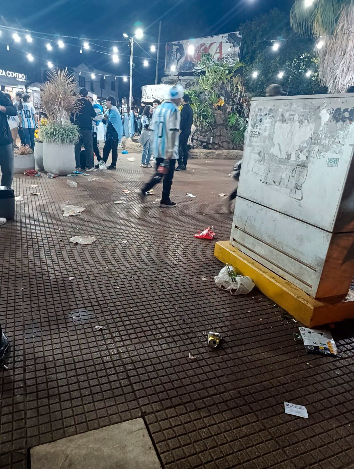 Tras los festejos en Eldorado, el municipio realizó un operativo de limpieza en la plaza y la avenida 3