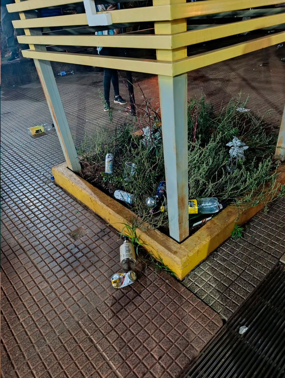 Tras los festejos en Eldorado, el municipio realizó un operativo de limpieza en la plaza y la avenida 5