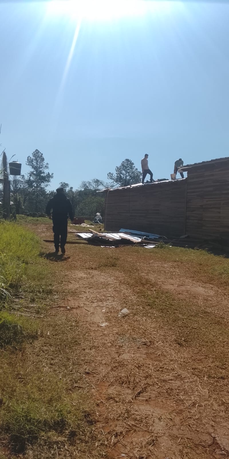 Fuertes ráfagas de viento causaron daños materiales en varias localidades de Misiones 2