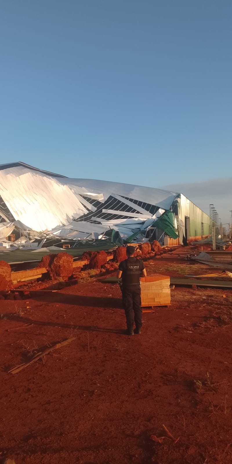Fuertes ráfagas de viento derribaron un tinglado en construcción sobre la Ruta 14 en Dos de Mayo 2