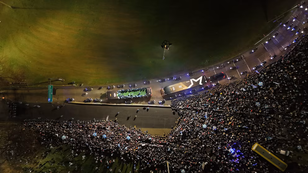 Llegó la Selección argentina al predio de AFA y una multitud la recibió bajo la lluvia 3