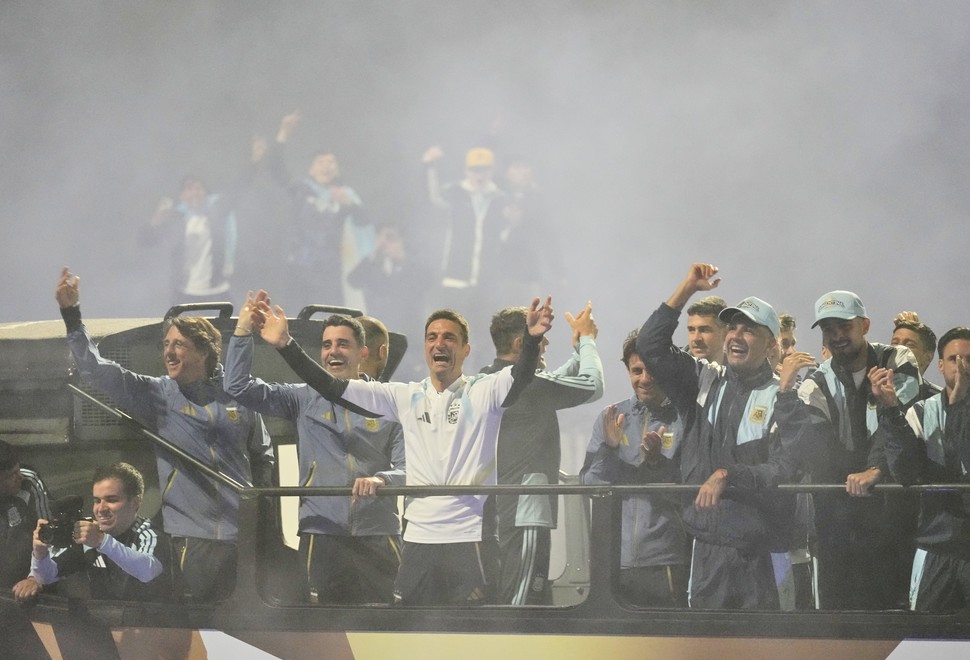 Llegó la Selección argentina al predio de AFA y una multitud la recibió bajo la lluvia 4