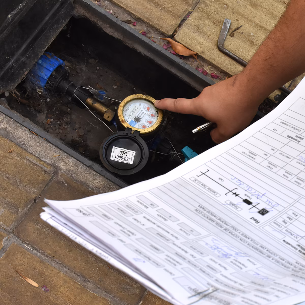 Desde el sector Aguas de la CEEL solicitan mantener limpia y accesible la caja del medidor de agua
