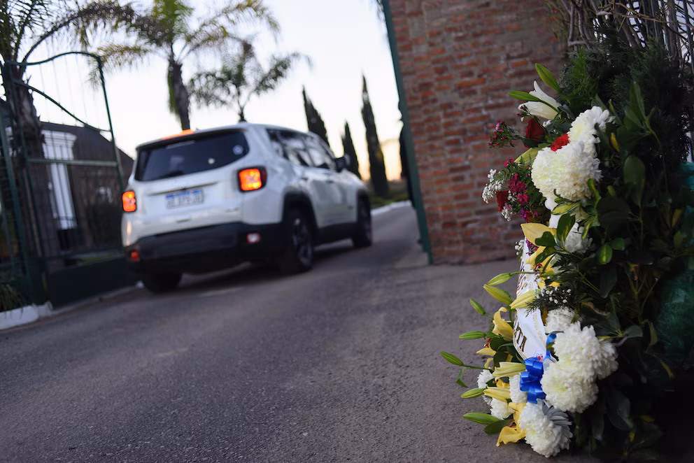 En una ceremonia íntima y con un fuerte operativo policial, Lionel Messi despide junto a su familia a su papá Jorge en un cementerio de Rosario 4