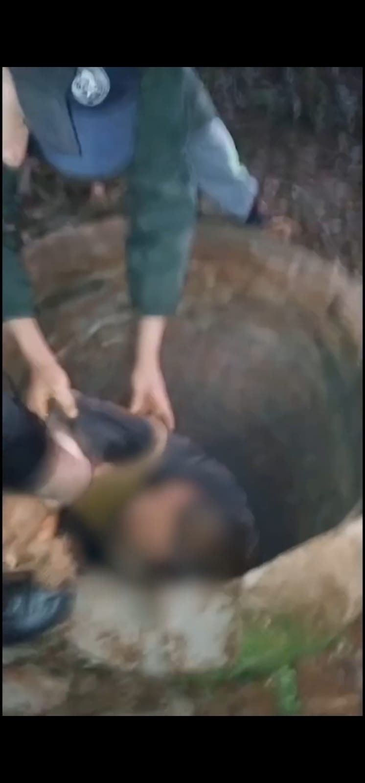 Cayó a un pozo de 15 metros y policías descendieron con sogas para rescatarlo en Azara 3