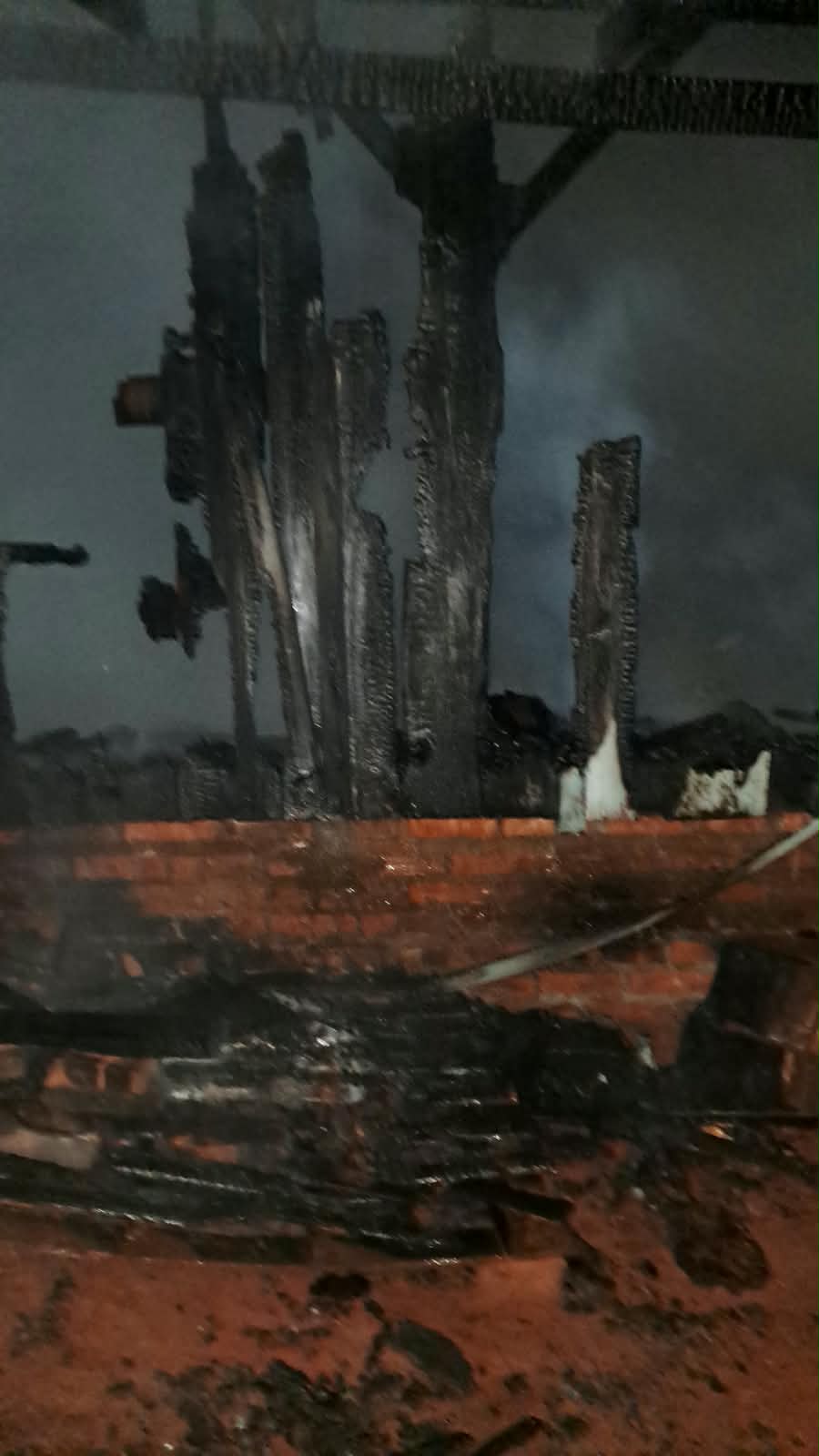 Investigan la muerte de una mujer durante un incendio en Jardín América: demoraron a su pareja 2