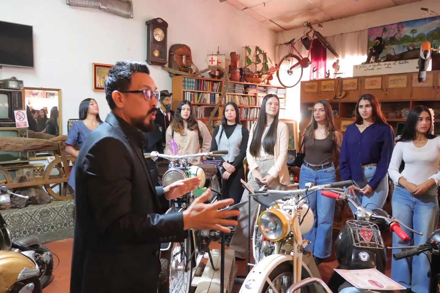 Las candidatas a Reina de Eldorado realizaron un recorrido histórico y cultural por la ciudad 2