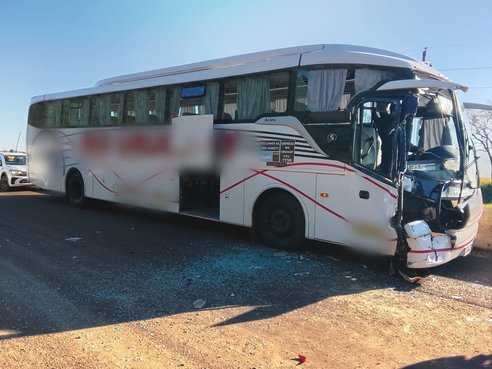 Un colectivo chocó contra un carretón en la Ruta 105: cuatro pasajeros fueron hospitalizados 2