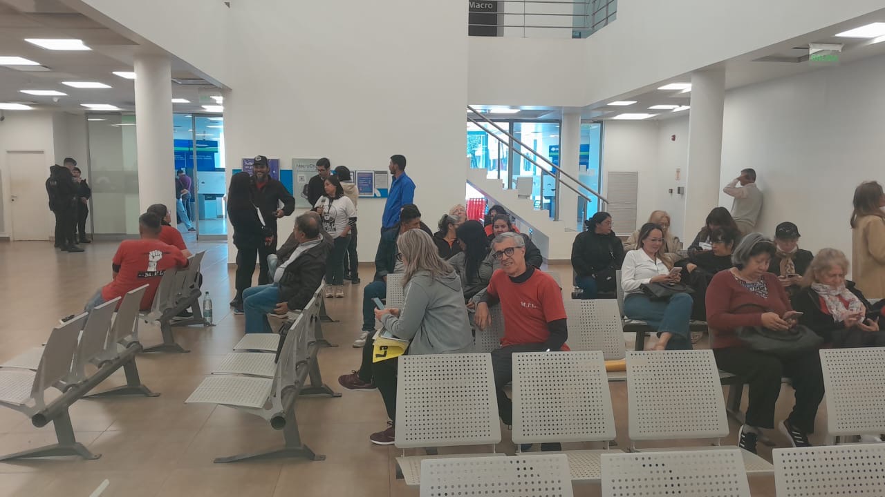 Docentes del MPL realizan una medida de ayuno dentro del Banco Macro de Eldorado en reclamo de mejoras salariales 2