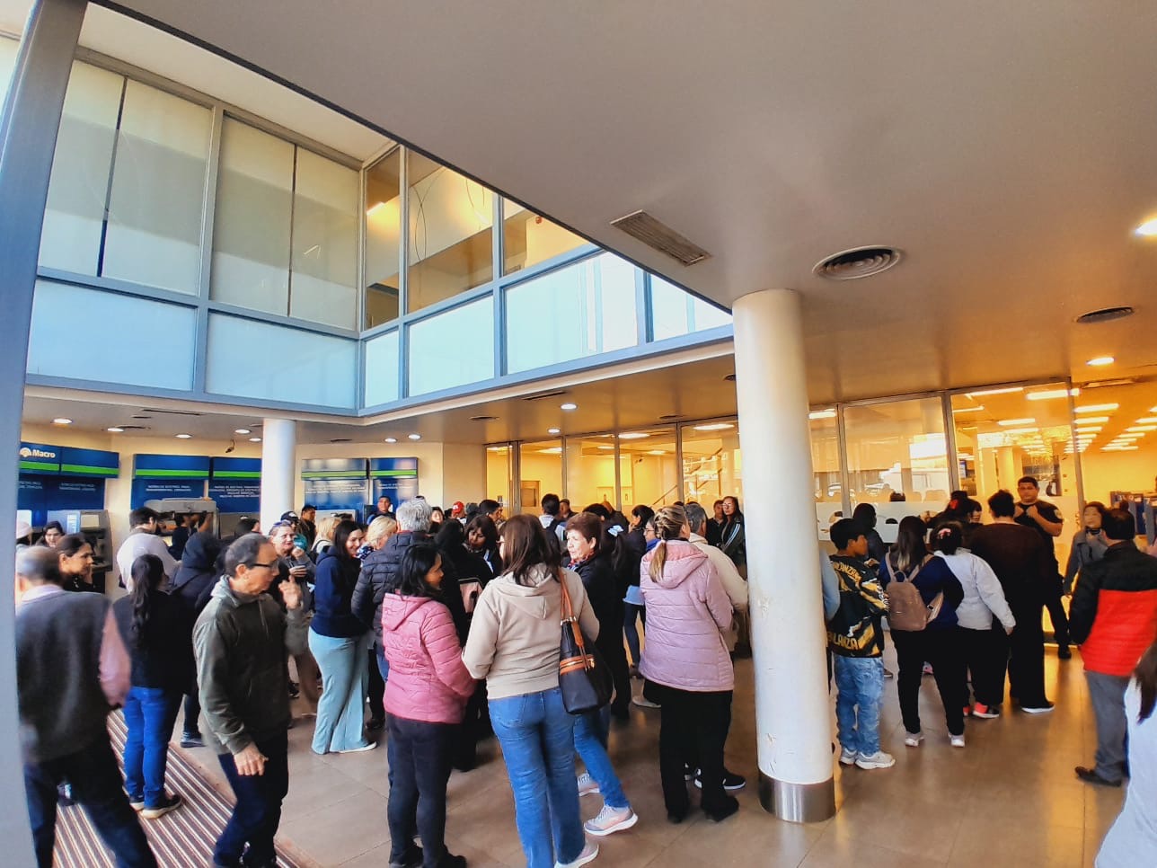 Docentes del MPL realizan una medida de ayuno dentro del Banco Macro de Eldorado en reclamo de mejoras salariales 3