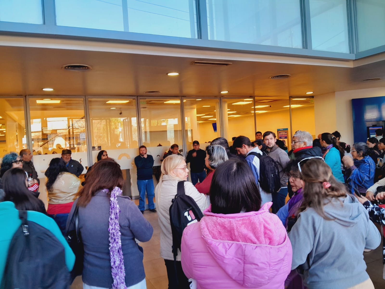 Docentes del MPL realizan una medida de ayuno dentro del Banco Macro de Eldorado en reclamo de mejoras salariales 4