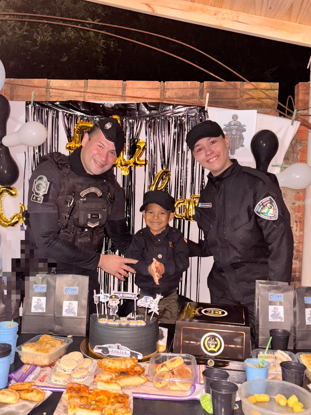     Oliver cumplió su deseo: festejó sus cuatro años junto a policías en Puerto Iguazú 3