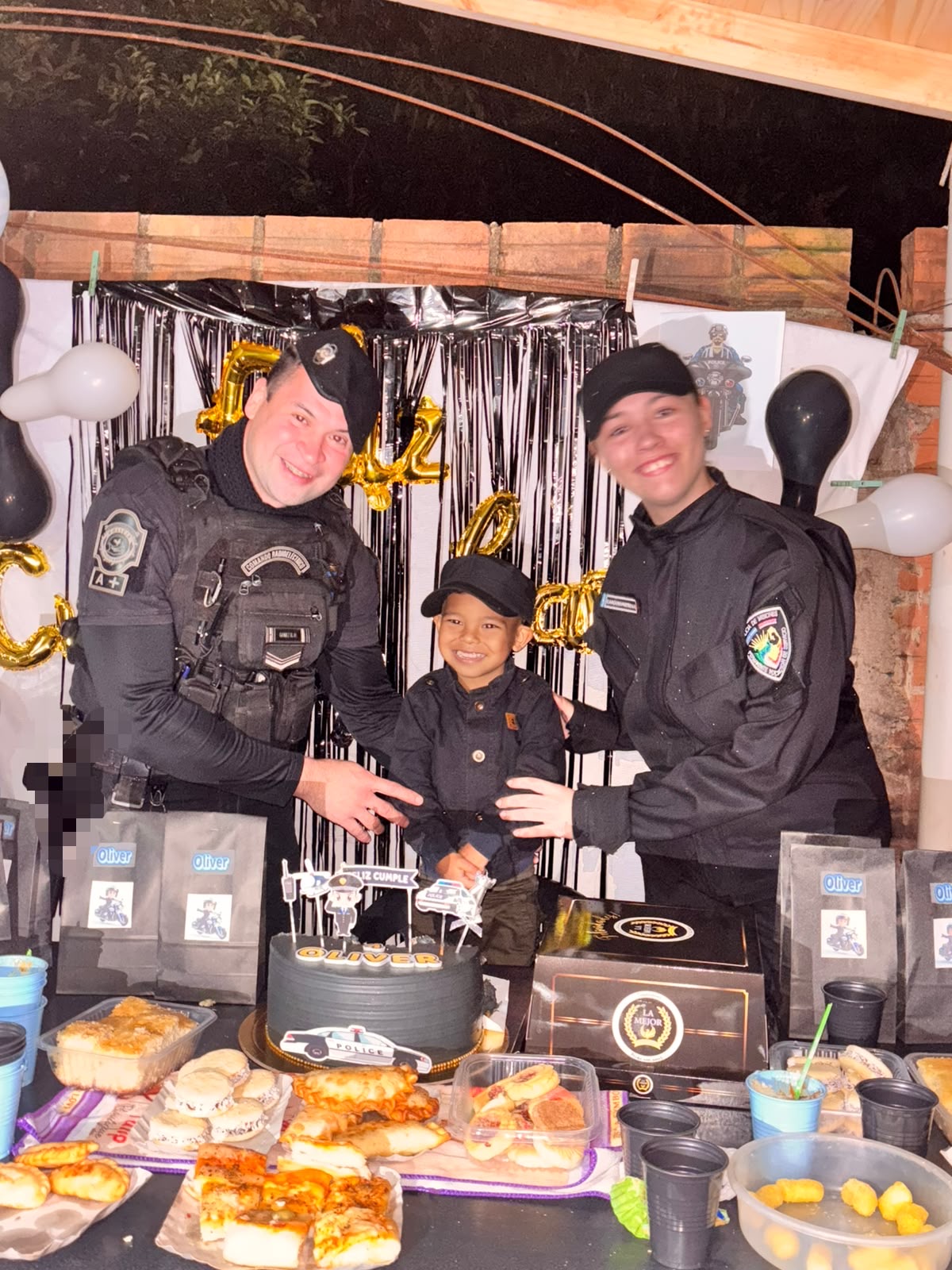     Oliver cumplió su deseo: festejó sus cuatro años junto a policías en Puerto Iguazú 4