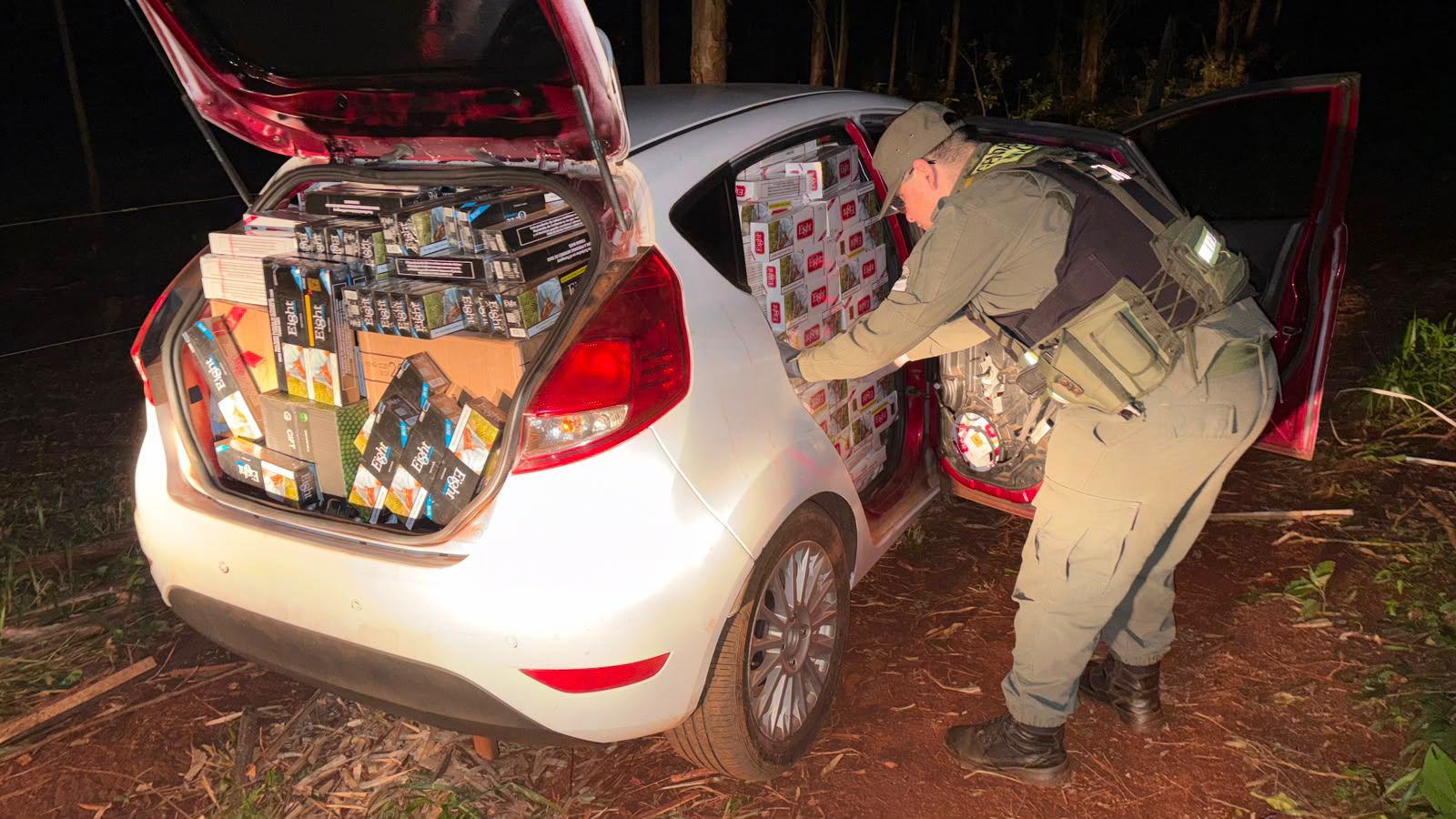 Un auto cargado con cigarrillos embistió un control de Gendarmería y fue hallado abandonado 2