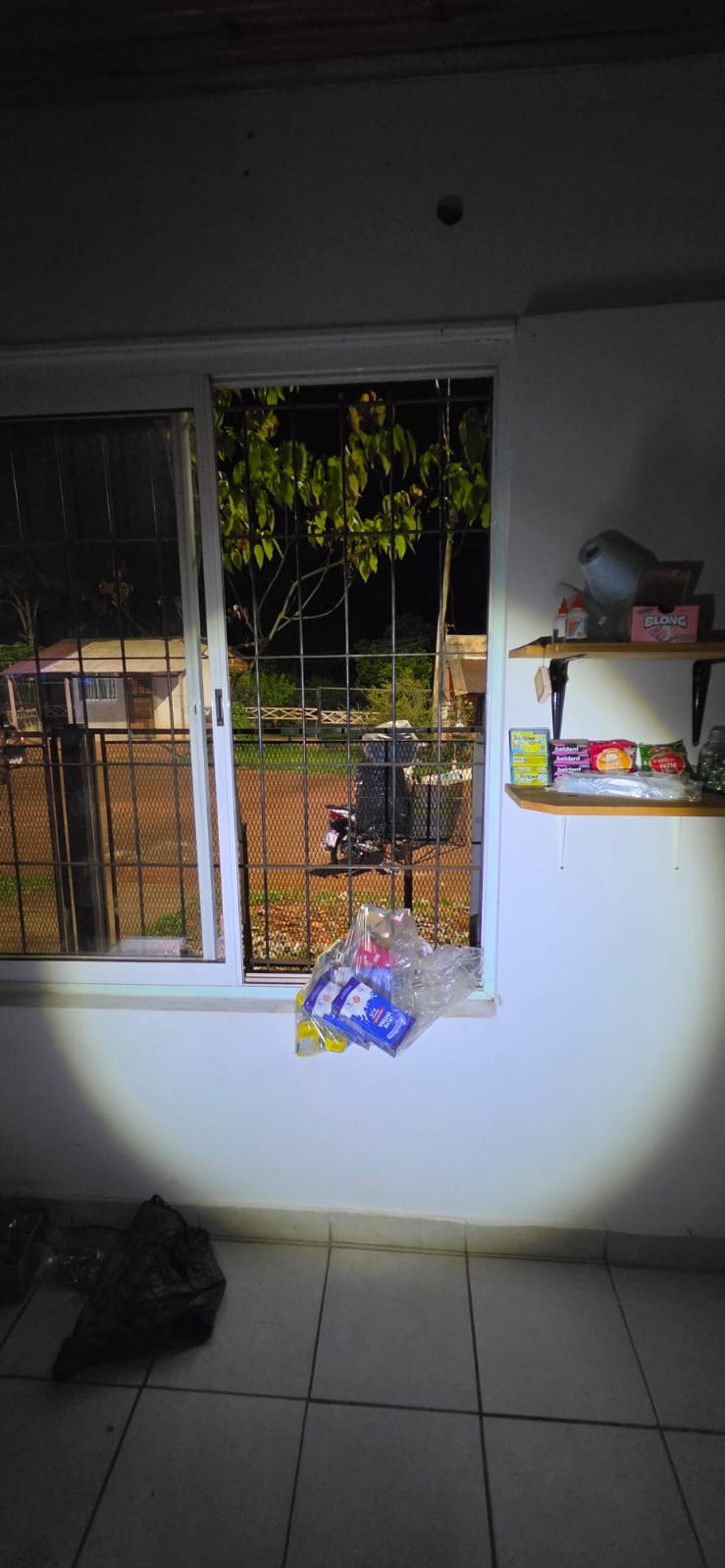 Puerto Esperanza: la Policía lo sorprendió dentro de un comercio mientras tomaba una cerveza y elegía qué robar 2