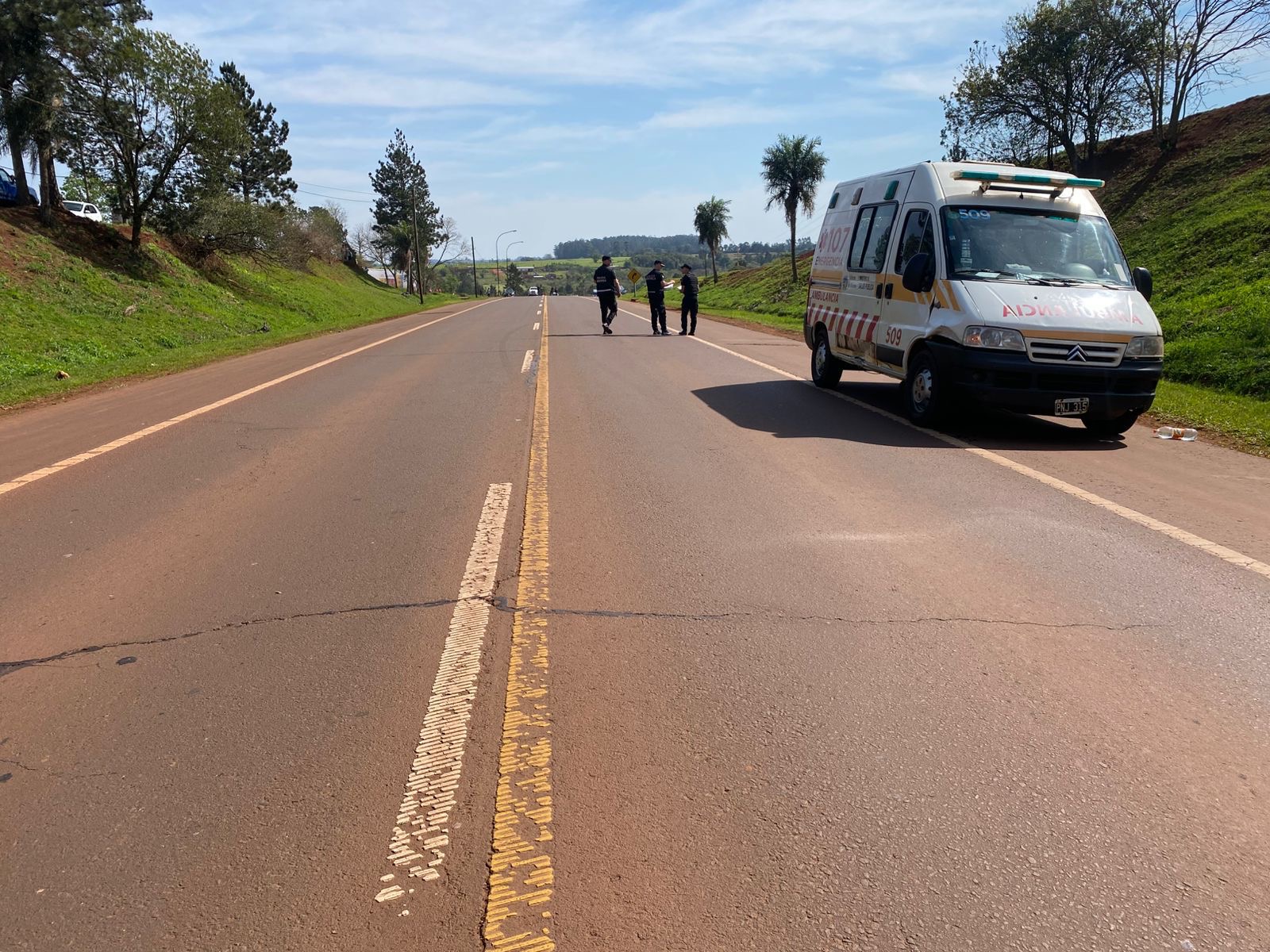 Motociclista sufrió lesiones de consideración tras chocar con una ambulancia sobre la Ruta 14 3