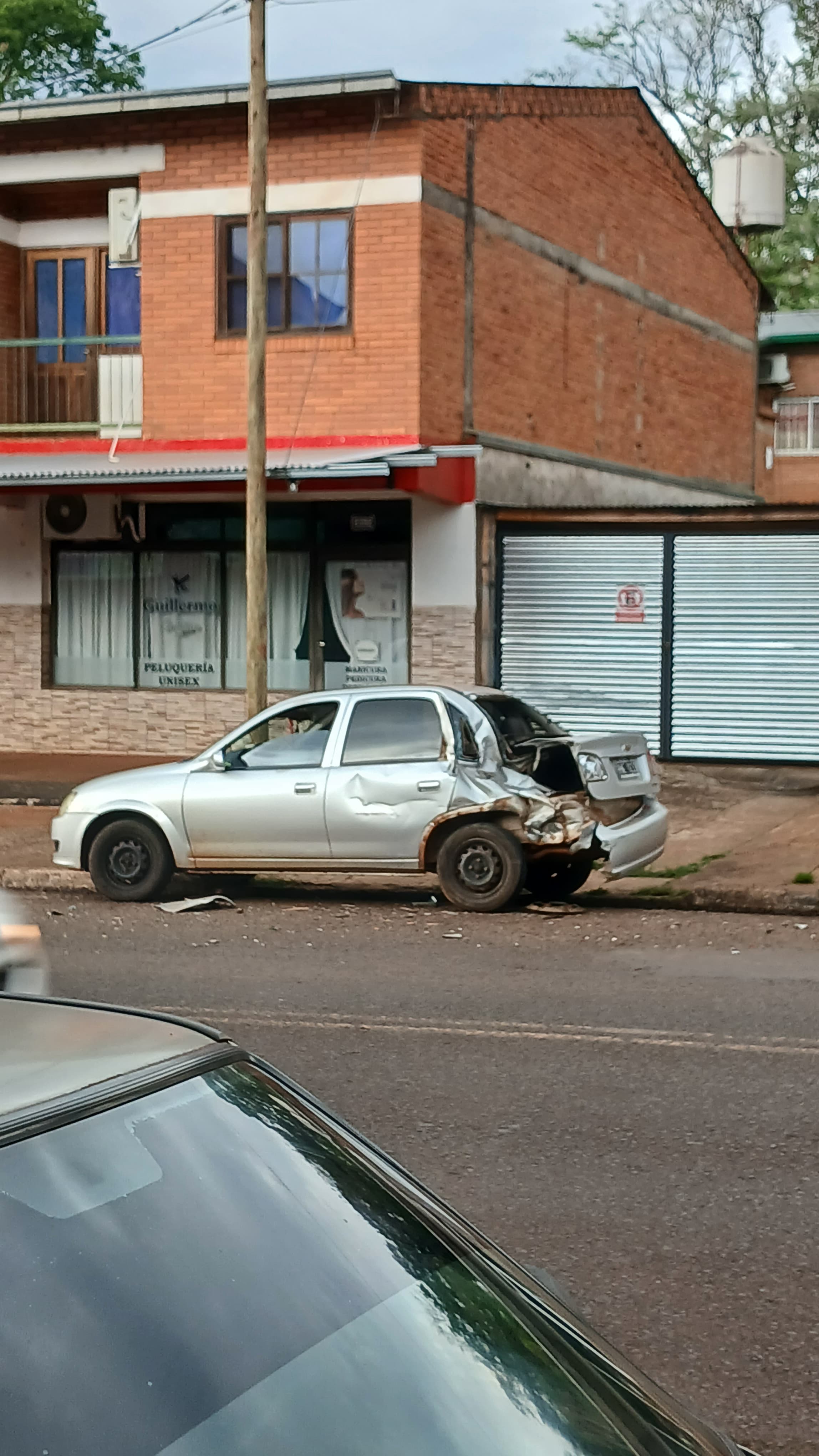 Una camioneta chocó a un remis estacionado en Eldorado y se dio a la fuga: el conductor dio positivo en alcoholemia 2
