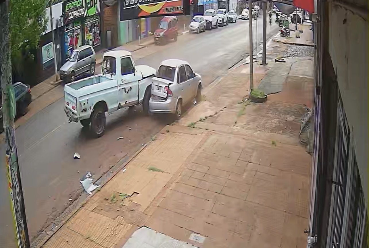 Una camioneta chocó a un remis estacionado en Eldorado y se dio a la fuga: el conductor dio positivo en alcoholemia 3
