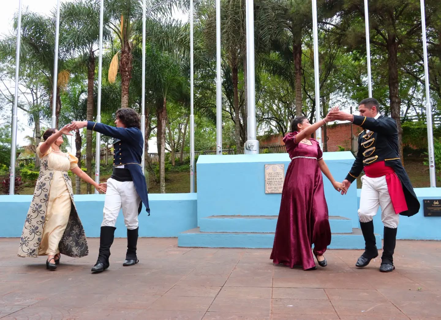 Eldorado conmemoró sus 107 años con el tradicional izamiento de pabellones en la Plazoleta de las Colectividades 5