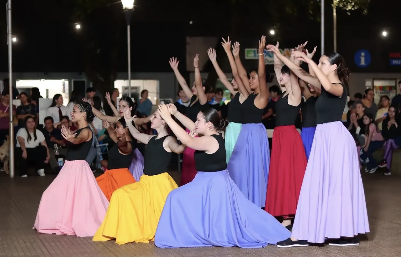 Con muestras artísticas y música en vivo, los Inter Culturales 2026 coronaron su cierre en la Plaza Sarmiento de Eldorado 2