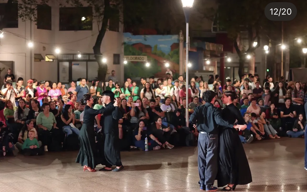 Con muestras artísticas y música en vivo, los Inter Culturales 2026 coronaron su cierre en la Plaza Sarmiento de Eldorado 4
