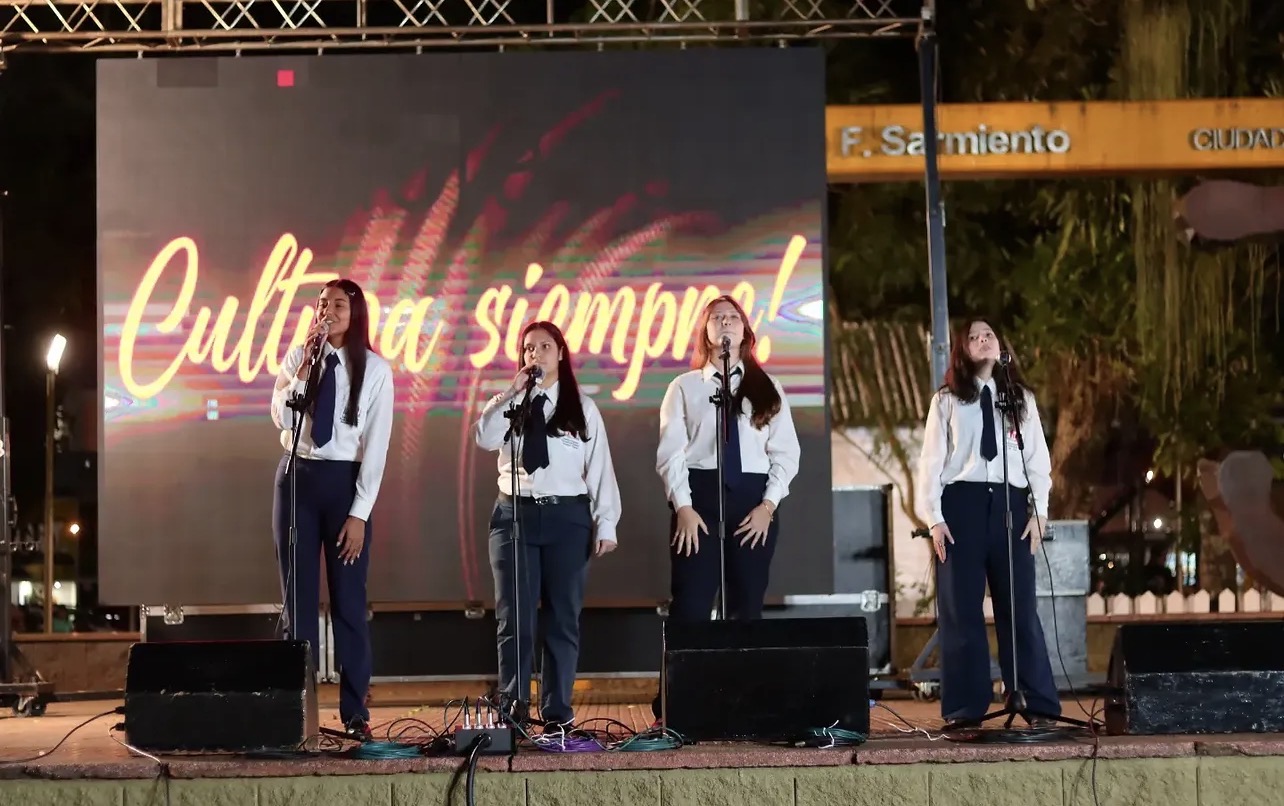 Con muestras artísticas y música en vivo, los Inter Culturales 2026 coronaron su cierre en la Plaza Sarmiento de Eldorado 5