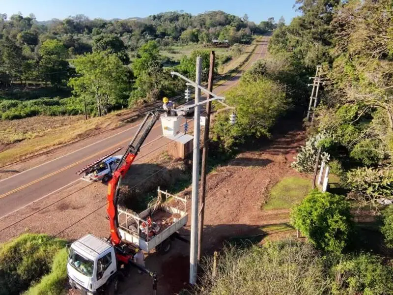 Energía de Misiones refuerza la línea eléctrica entre San Antonio y Bernardo de Irigoyen 4